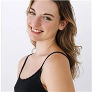 Profesora titulada en Bellas Artes, con máster en Investigación y Producción Artística. Experta en danza y teatro